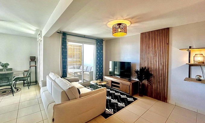 Saint-Denis Apartamento | The Little Nest – Sea View, Comfort & Parking