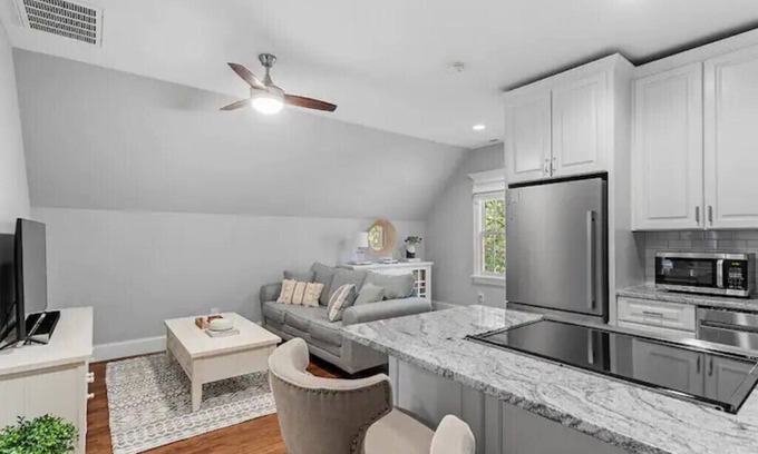North Raleigh Casa | The Little Oak City Sanctuary. Centrally Located