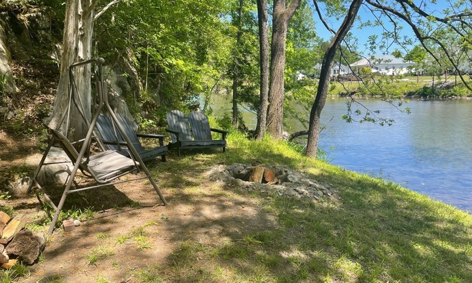 Townsend Casa | Spacious Farm Property+River access+Hot Tub+Fire Pits+Nature+Disc Golf+Corn-hole