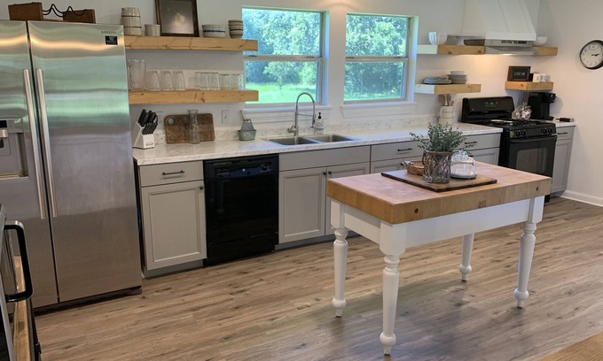 Montgomery Casa | The Little White Farmhouse (2 Private Acres)