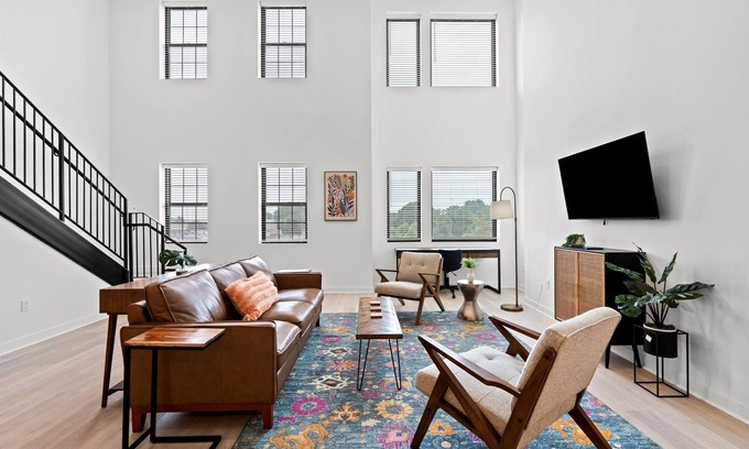 North Kansas City Apartamento | The Lockwood Loft | Modern 2BR Townhome w/Garage + Balcony