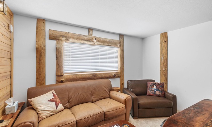 Enterprise Apartamento | "The Lodge"- APT w/Loft Bedroom, Walnut Bar, Quiet Setting, Covered Parking