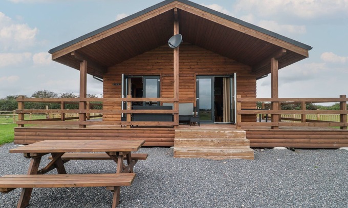 Middlezoy Cabaña | THE LODGE AT CROSSROADS FARM, pet friendly in Middlezoy