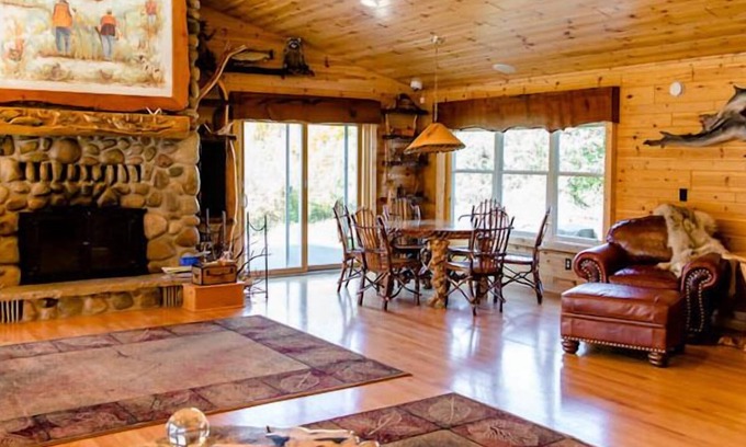 Evart Cabina | The Lodge at Meemo's Farm & Retreat