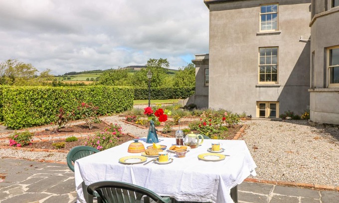 Knockaderry Cross Roads Cabaña | THE LODGE AT RAHEENGRANEY HOUSE in Raheengraney, County Wicklow