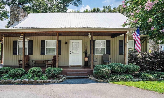 Guntersville Casa | The Lodge at the Lake - Waterfront with Boathouse