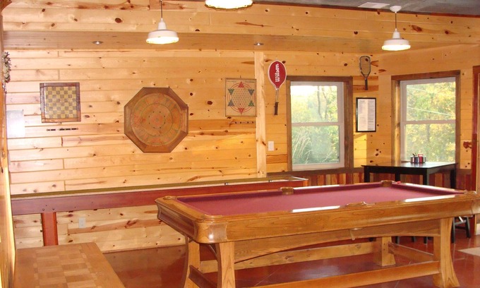 Decorah Cabina | The Lodge - Cabaña personalizada ubicada en el bosque cerca de Decorah