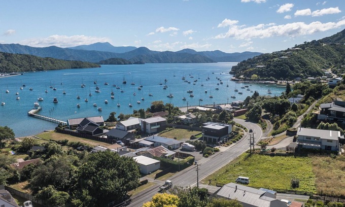 Waikawa Bay Casa | The Lodge - Picton Holiday Home