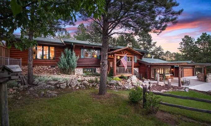 Custer Cama Y Desayuno | The Lodge Suite at Dakota Dream B&B. Secluded, Close to Custer, Great Breakfast!