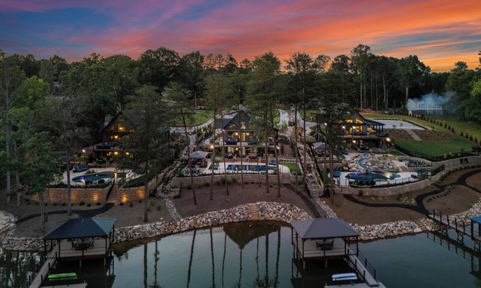 Lake Norman of Catawba Casa | The Lodges | AvantStay | Lakefront, Sleeps 66 | Pools, Docks, Theaters, Views