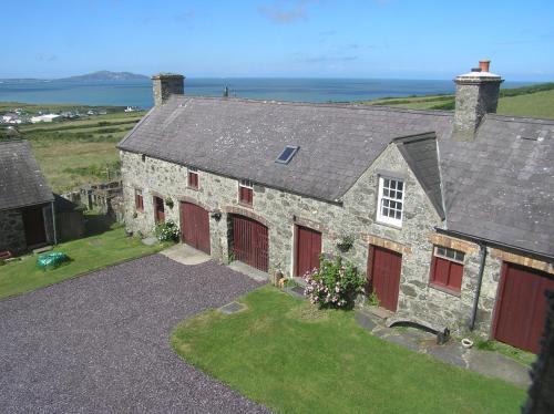 Cylch-Y-Garn Cama Y Desayuno | The Loft barn apartment - Pen y Graig Church Bay sea views near beach No Pets