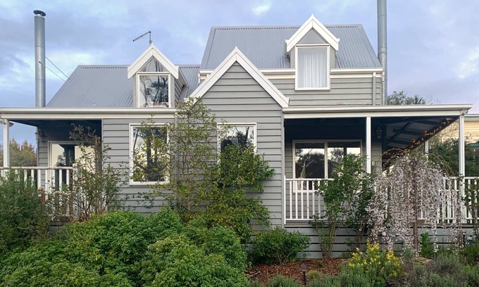 Hepburn Springs Casa | The Loft (fire+spa in centre of Hepburn Springs)