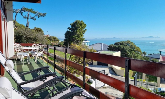 Gordons Bay Central Casa | The Loft on Berg - 5 min walk from the beach!