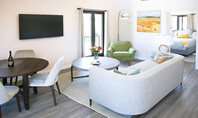 Paso Robles Apartamento | The Lofts at Paso Market Walk - The Oak Room