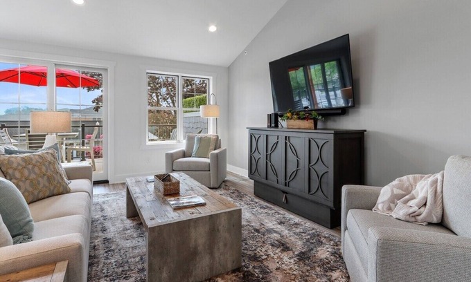 Lake Geneva Apartamento | The Lofts of Brick and Mortar-California Loft |High-End |Walk-Out Balcony |Dwntown |2 Kings |Parking