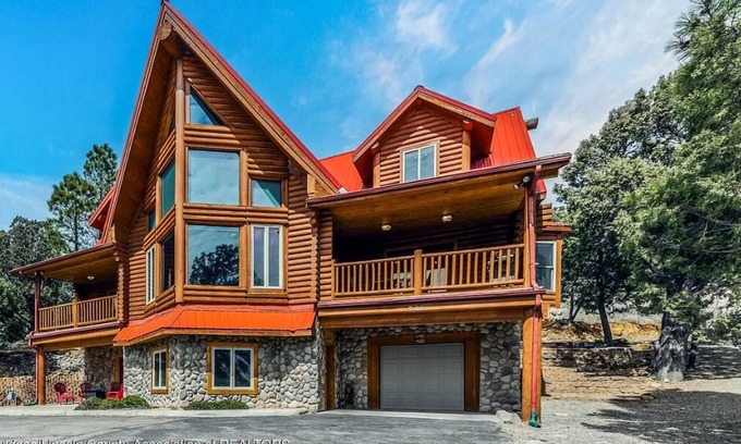 Ruidoso Cabina | The Log Out Lodge, formerly Heaven's Peak, is a 5-bedroom cabin near Midtown