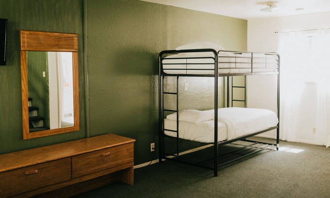 Long Barn Cabina | The Long Barn Lodge - Queen + Twin Bunk Bed Room
