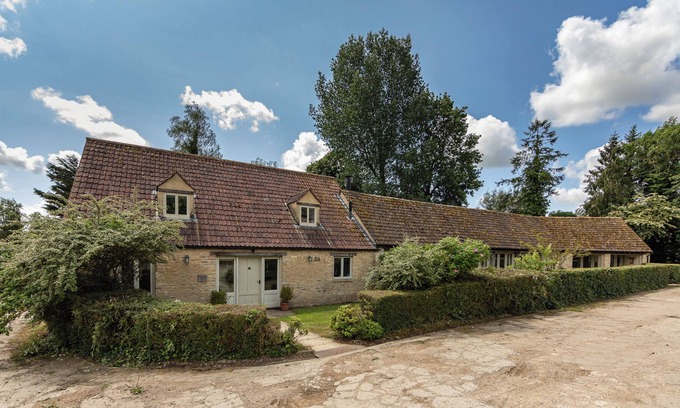 Tetbury Casa | THE LONG BARN, pet friendly, with open fire in Tetbury