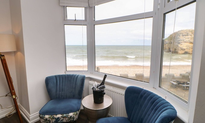 South Shields Cabaña | THE LOOK OUT, pet friendly, with a garden in South Shields