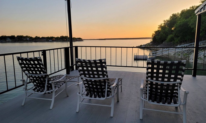 Lake Bridgeport Casa | The Lookout at Lakewood, Lakefront Paradise with Ultimate Entertainment, Hot Tub and Dock