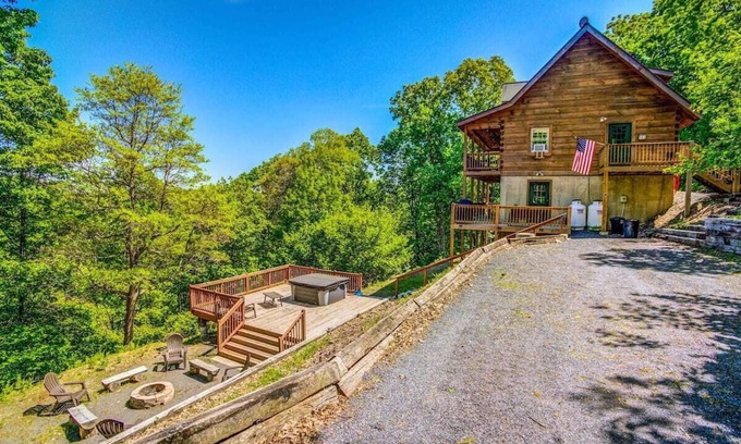 Hickory Hills Cabina | The Lookout Cabin! Pocono Mountains, Views, Hiking, State Parks!