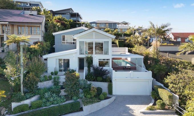 Coffs Harbour Apartamento | The Lookout Lounge | 5BR Coastal Home with Pool and Stunning Views