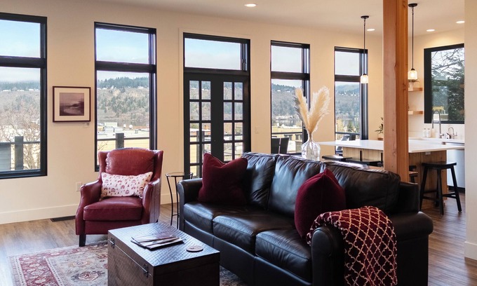 Hood River Condominio | The Lookout - Luxury two bedroom condo in the iconic Horsefeathers building!