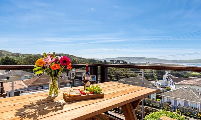 Dillon Beach Cabina | TheLookout-Ocean Views!Remodeled Charming BeachHouse! Walk to Beach! Dog/WiFi