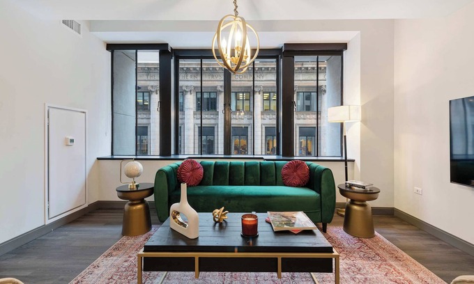 Downtown Chicago Apartamento | The Loop 2BR: Historic, Modern Luxury, Amenities