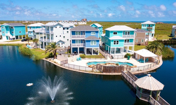 Port Aransas Casa | The Lost Chancla - Pet Friendly! View of Community Pool!