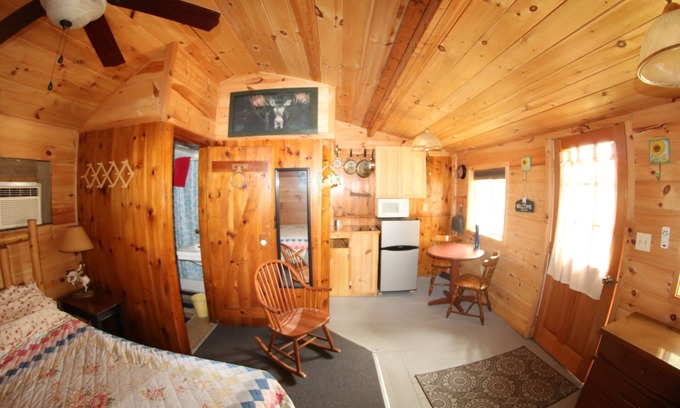 Alton Cabina | The Love Nest-Pine paredes revestidas 1 habitación cabina de eficiencia # 4