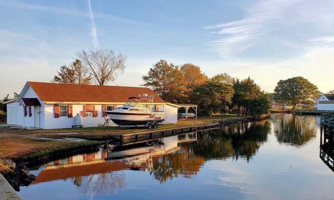 Engelhard Casa | The Lucky Hook, Hyde Co, Waterfront, Pet & Family Friendly w/kayaks, Fireplace