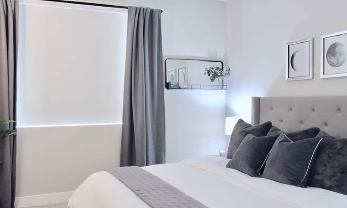 Santa Ana Apartamento | The Lunar Suite - King Bed - Designer Apt - Modern Bldg - Near CHOC