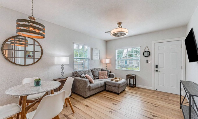 St. Petersburg - Clearwater Casa | The Lush Retreat of Magnolia Heights