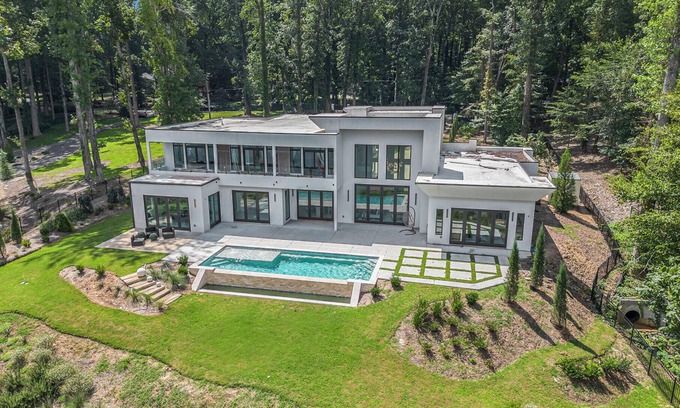 Jonesboro Casa | The Luxe Waterside Retreat