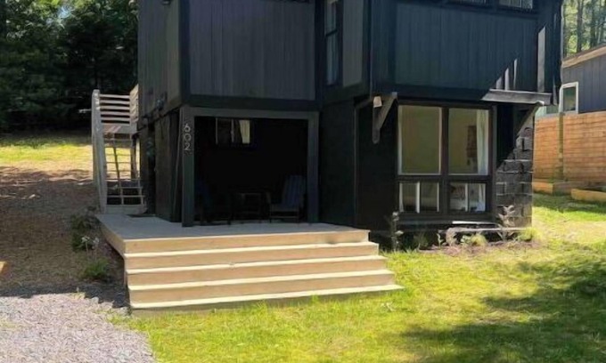 Black Mountain Casa | The Mac House - With a Hot Tub!