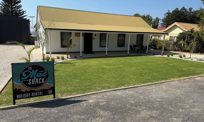 Port Vincent Casa | The Mac Shack- 4 bedroom beachfront holiday home with sea views!
