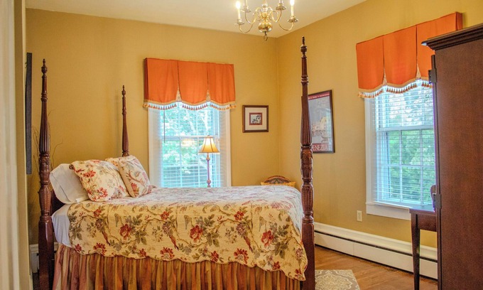 Clinton Apartamento | The Magnolia Room - Private Room w/ Ensuite Bath in Historic Downtown Home