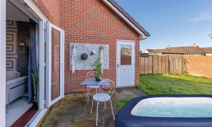 Maidstone Casa | The Maidstone Detached Boutique Getaway | Hot Tub | Parking