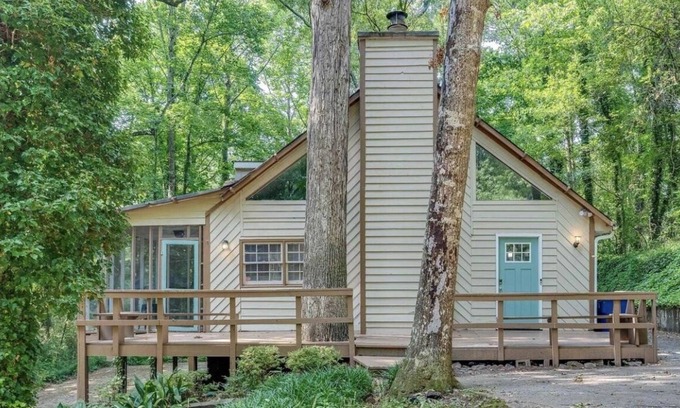 Riverdale Casa | The Majestic Riverdale Chalet Just South of Atlanta.