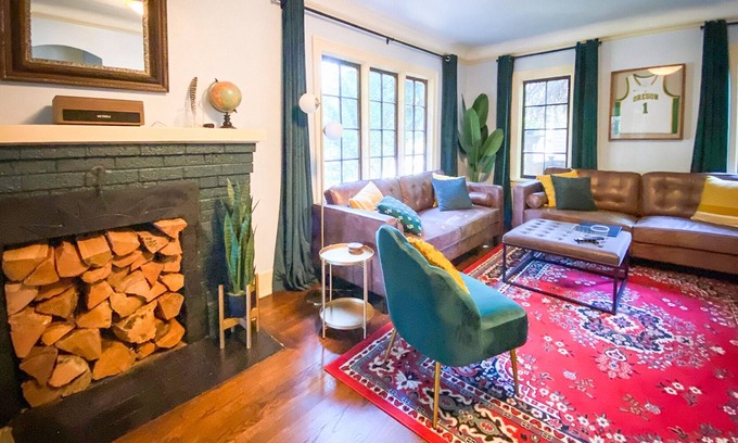 West Eugene Casa | 🦆 The Mallard Manor | Hip 5 bedroom historic home close to campus