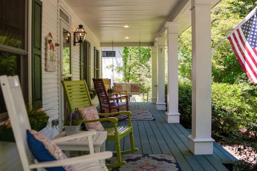 Saugatuck Casa | The Maple House Fully Fenced-in Yard!