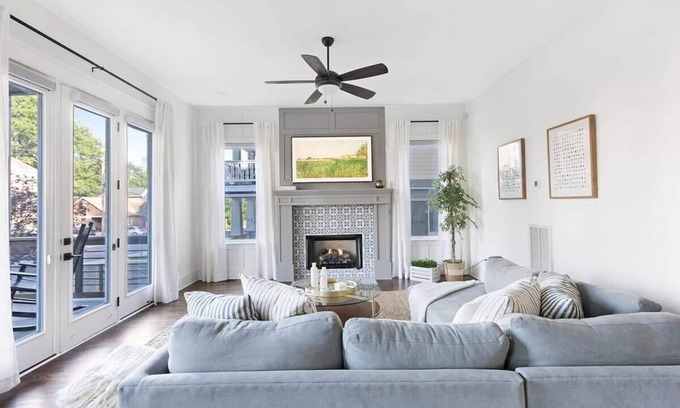 Hope Gardens Casa | The Maple House - Huge Backyard + Mins to Broadway!