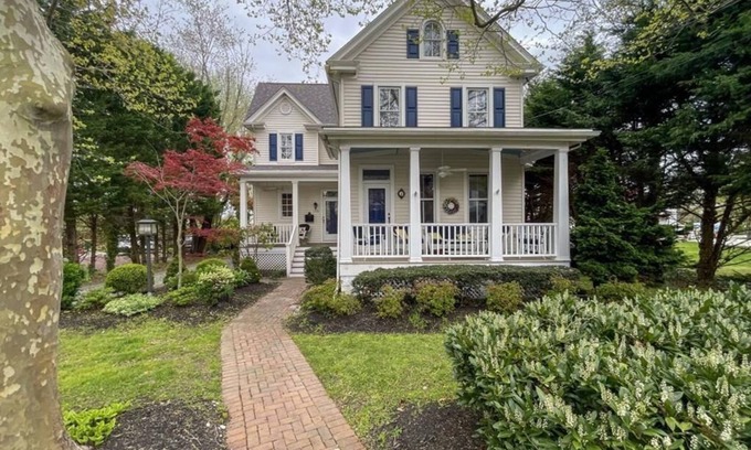 Village Green Casa | The Marlin House, 6 bedrooms 4 full baths sleeps 16 & pet friendly