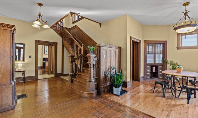 Lafayette Square Casa | The Marquis Manor | JZ Vacation Rentals