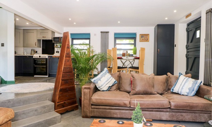 Albourne Cabaña | THE MASTERS HOUSE, pet friendly, with a garden in Hurstpierpoint