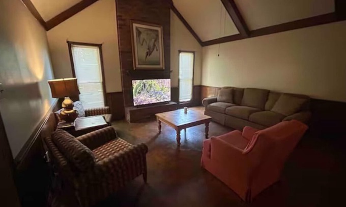 Tougaloo Casa | The McCormack House - comfortable & quiet!
