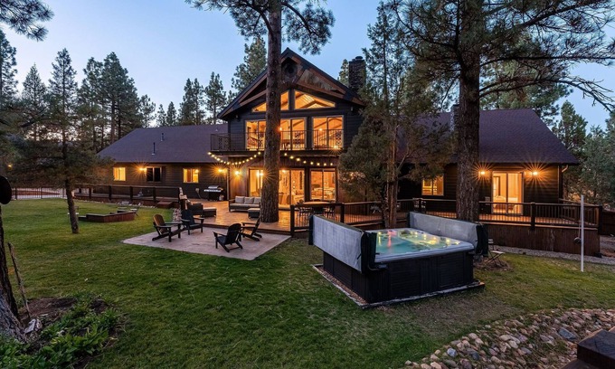 Meadowbrook Estates Casa | The Meadowbrook. Luxury. Games. Spa. BBQ. Huge private Back yard