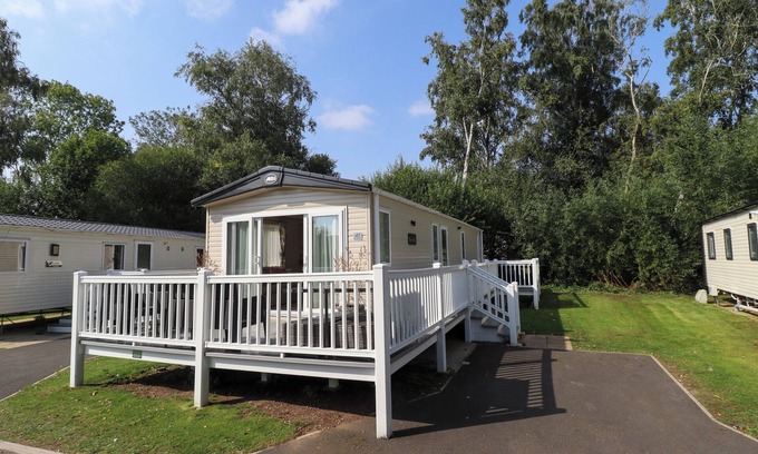 Tattershall Cabaña | THE MEADOWS 45, family friendly, with hot tub in Tattershall