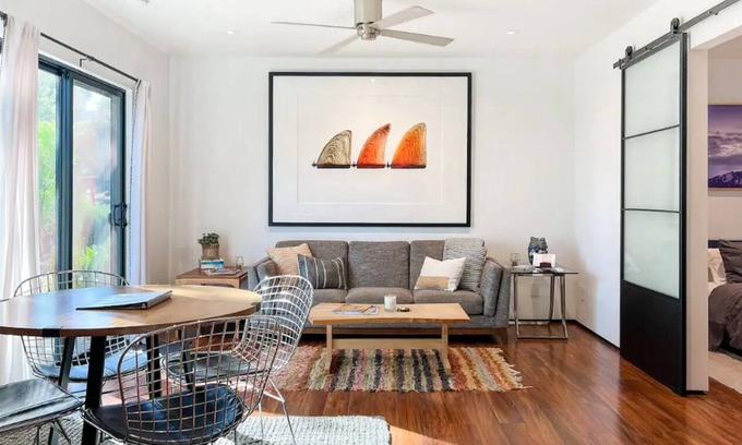 Meiners Oaks Apartamento | The Meiners Daughter - Beautiful Modernist 1 Bed